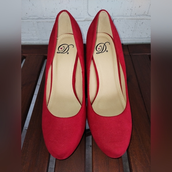 Beautiful Jinni-S Red Vegan Suede Pumps! Size 10M Excellent Condition! - Picture 3 of 5